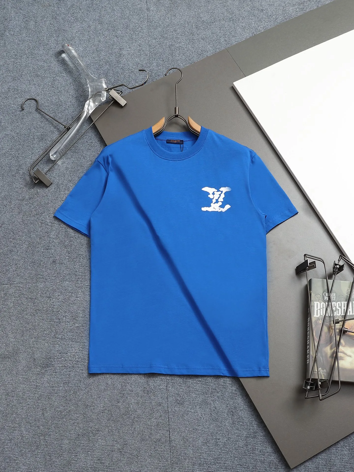 🅿️170 LouisVuitton/Louis Vuitton Foam printed T-shirt short sleeves High quality🔥High version Super iconic brand logo printing pattern The original printing is reproduced one to one, using imported puree and graffiti craftsmanship. The fabric is made of pure combed cotton. It is fresh and comfortable to match with sports shoes. Suitable for shopping and dating. When layered, it looks like a blogger. Low-key and tasteful. Original fabric 260g double yarn with high weight, 100% combed cotton, custom-woven and dyed with no color difference, no pressure in and out of the counter, through-shoulder strapping process, increased washing life of clothes, no deformation, high version digital printing process, no fading, bright colors, the same style as Internet celebrity stars, regardless of age, body shape or gender, super eye-catching, very fashionable ❤️❤️, very comfortable in hand, super texture, fashionable and individual, super versatile and good-looking, a must-have for everyone Better match for couples. Hang tag, collar label, washed wheat, all three labels are complete! ! Loose fit, same style for men and women Color: black/white/color blue Size: XS S M L